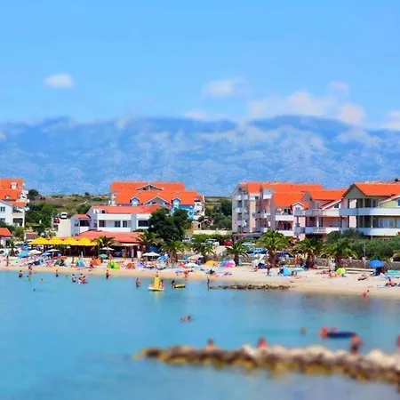 דירה Vacation With Garden